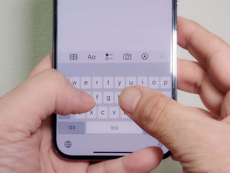 iPhone 14 Pro Maxでのフリック入力(上)とQWERTY入力(下)。どちらもできるが、日本ではフリック入力が主流