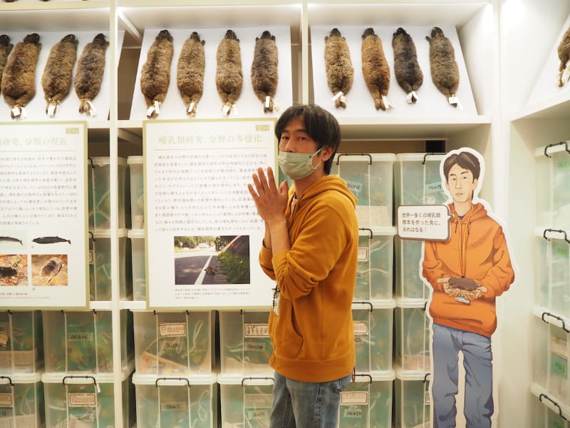 川口さんと、同氏をかたどったパネル
