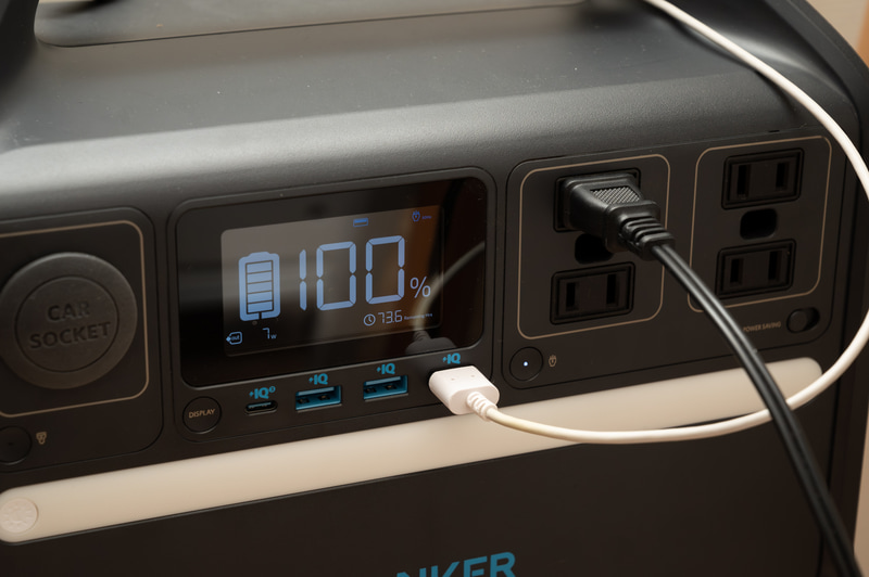 家庭のコンセントにつながっていない単独の状態では、内蔵バッテリーから給電し、あと何時間使えるのかが表示されます。写真では残量100%、7Wの電力消費で、73.6時間使えると表示されています