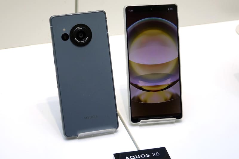 標準モデルとして、AQUOS R8を発売する。カメラ機能はAQUOS R8 proより抑えている一方で、処理能力は同等。MIL規格に対応するなど、proにはない魅力も備えている