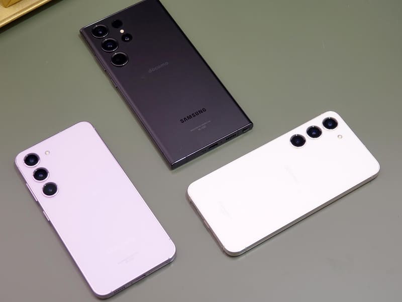ニーズに合わせ、フラッグシップモデルにバリエーションを設けているのはシャープだけではない。むしろ、海外メーカーでは一般的な戦略だ。写真はサムスンのGalaxy S23とS23 Ultra