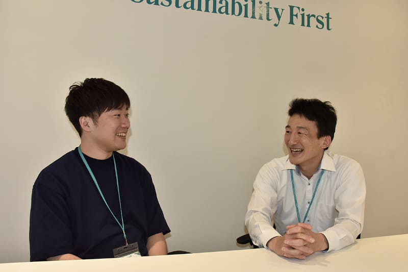 市議選を振り返りながら談笑する金田さん(左)と村花さん(右)