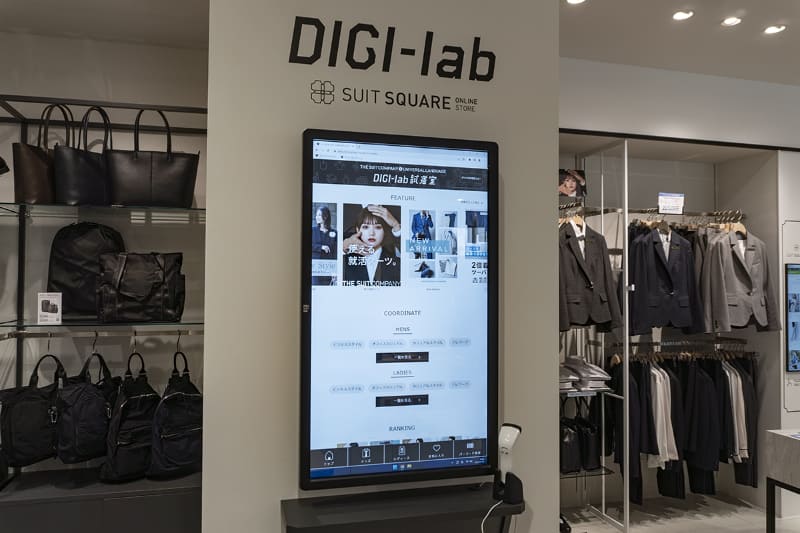 TOKYO GINZA店に設置されたDIGI-lab。画面をタップしてコーディネート例なども閲覧できる