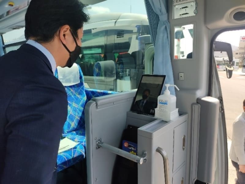 タブレット型端末での顔認証の様子