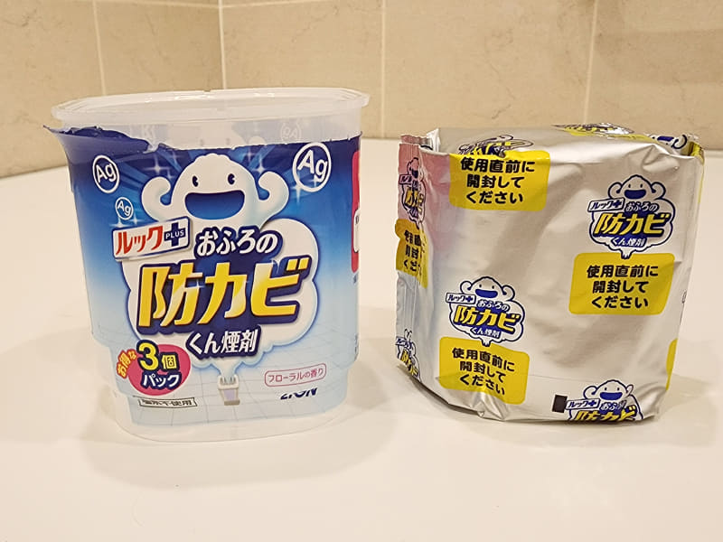 左の容器に水を入れ、右の袋から金属缶を取り出してセットして浴室に置くだけで防カビができるという商品です