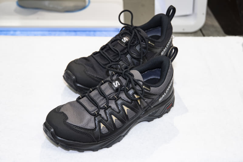 サロモン X BRAZE GORE-TEX(14,960円)。手前はグレー、奥はブラック