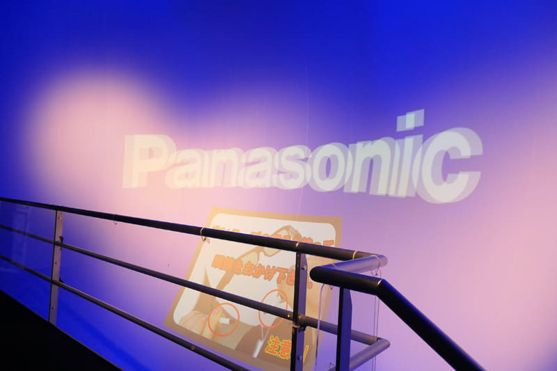 球面VRディスプレイで、通常は3Dグラスをかけて体験します