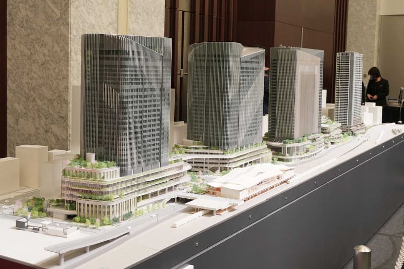 左(品川側)から複合棟ⅠSouth、複合棟I North、複合棟II、文化創造棟、住宅棟。複合棟の正面に高輪ゲートウェイ駅