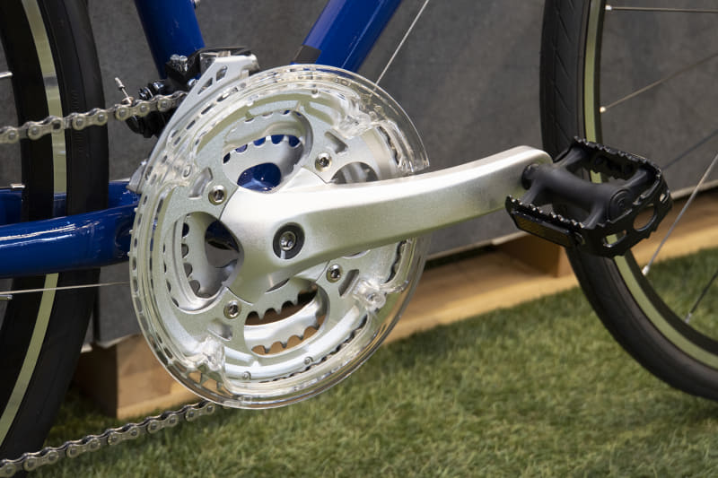 チェーンカバーやペダルも標準装備