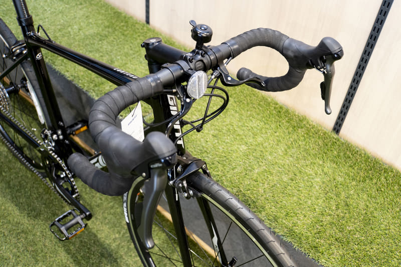 ハンドルの中央部分に左右のサブブレーキレバーを配置