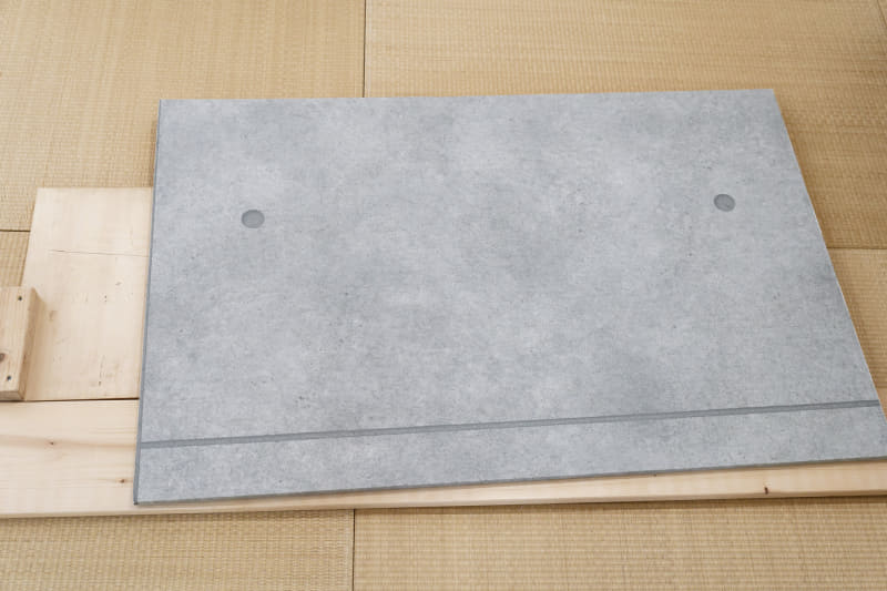 コンクリート打ちっぱなし風の壁紙はスチレンボードに貼り付け