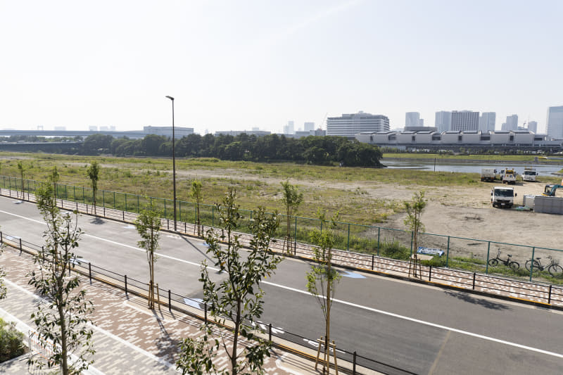 北側には親水海浜公園を整備。運河の対岸に見える白い建物は豊洲市場