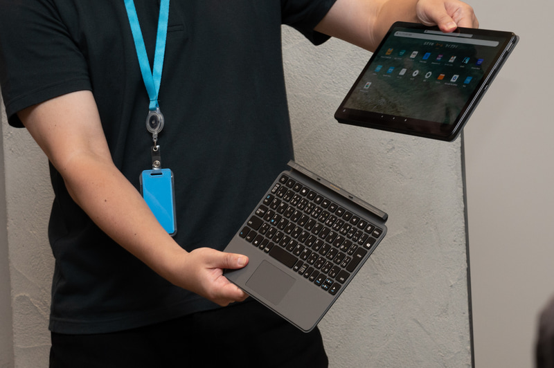 Fire HD 10(左)とキーボード付きカバーでの比較