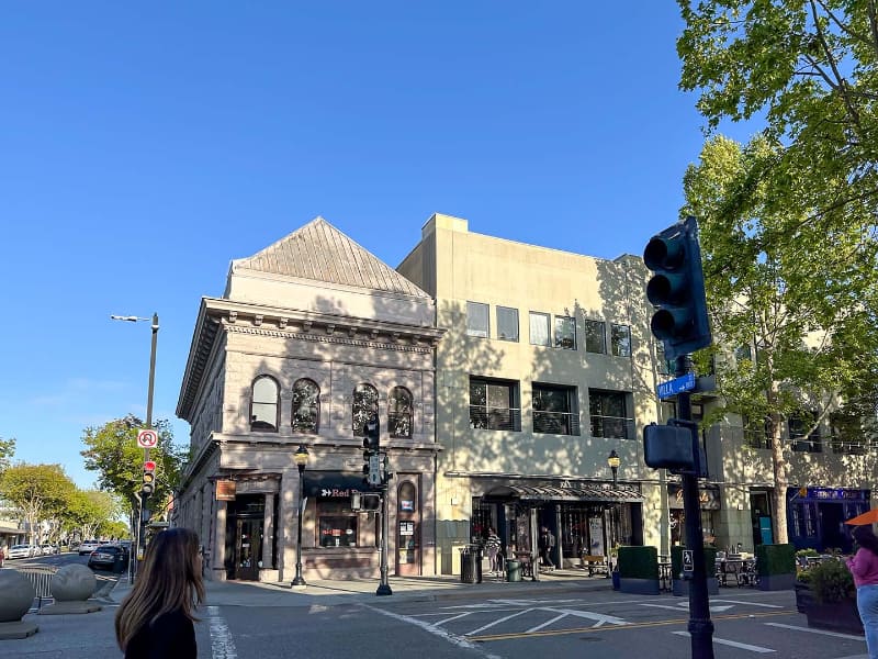 筆者も使ってみた。作業時間2分でここまで違う画像が出来上がる。