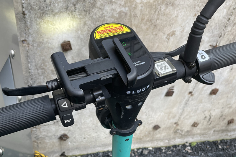 機能はハンドル回りに集約されている。中央の液晶パネルは速度計。ブレーキレバーは左右に装備されている。スマートフォン用のホルダーが便利