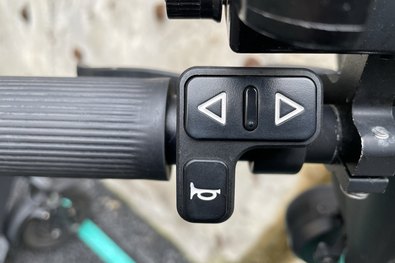 左ハンドルにはウインカーとホーンのスイッチがある