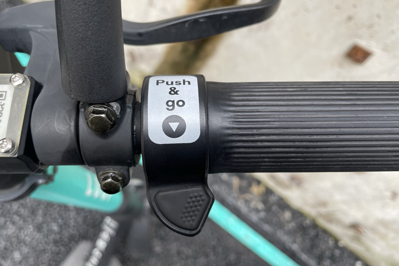 右ハンドルにレバー式のアクセルがある。ハンドルを握って親指で下方向に押し込むように操作する