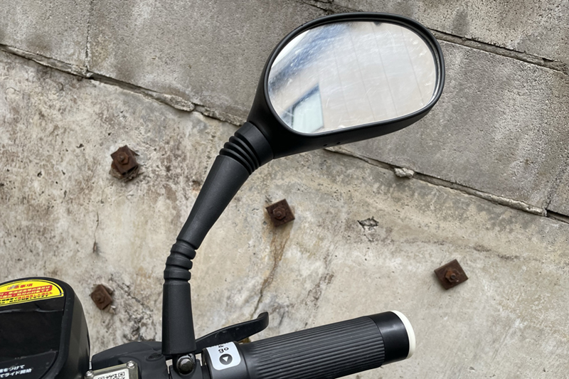 右ハンドルにあるミラー。乗車前に調整しておく