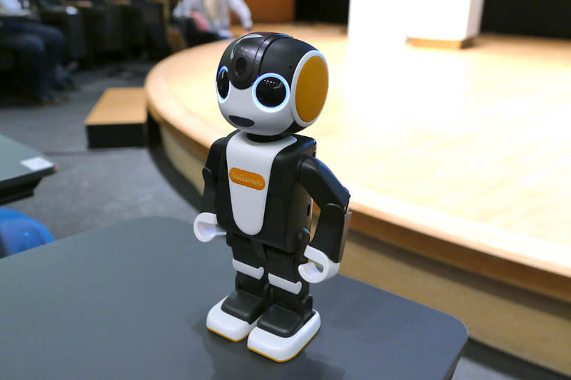 シャープのコミュニケーションロボット「RoBoHon」