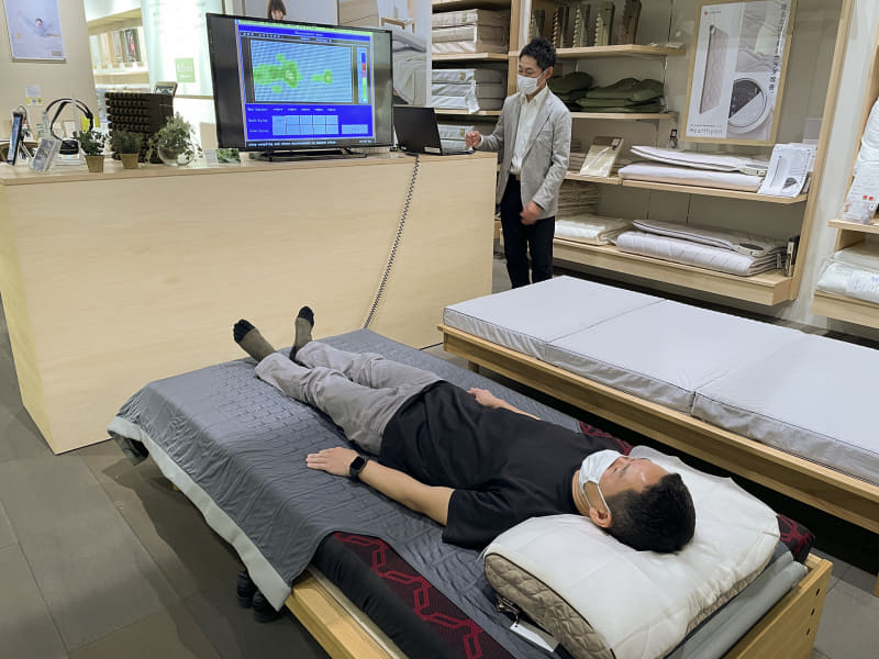 筆者が“自分に合った枕”を試している様子