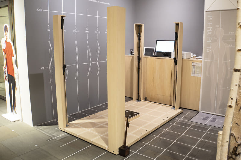 ボディスキャナー。中央にある体組成計に乗って計測する