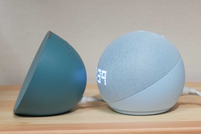 Echo Pop(左)とEcho Dot with clock