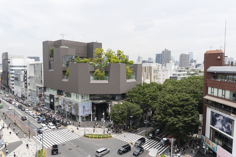 ハラカドの屋上空間から見たオモカドや神宮前交差点