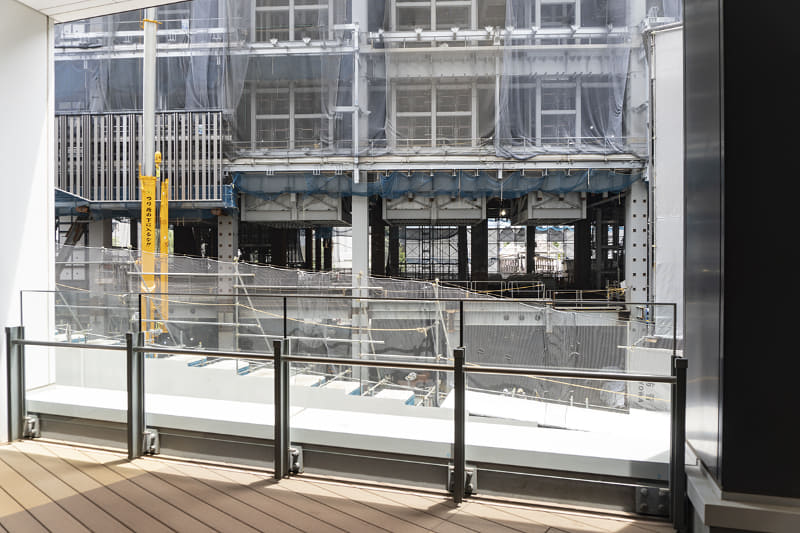 ヒカリエ(手前)とデッキで接続される場所