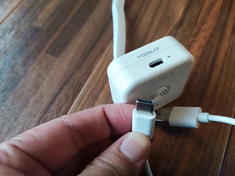 付属のUSB Type-Cケーブルで充電します。ACアダプターは付属しないので自分で用意する必要があります