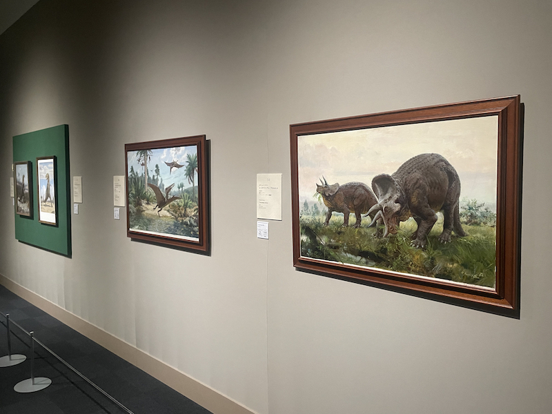 ズデニェク・ブリアンの《トリケラトプス・プロルスス》や《プテラノドン・インゲンス(海上の群れ)》などが並ぶ