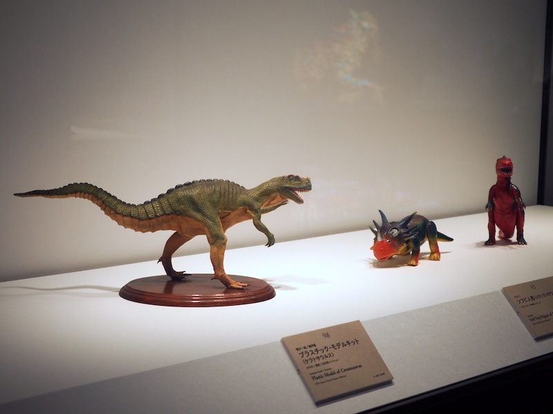 手前は海洋堂の《プラスチック・モデルキット(ケラトサウルス)》、奥はマルシンの《ソフビ人形》。いずれも田村博コレクション