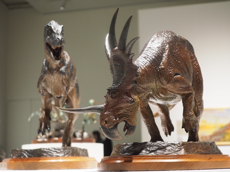 映画「ジュラシック・パーク」にも関わった、マイケル・ターシックの《ダスプレトサウルス・トロスス》と《スティラコサウルス》。いずれもインディアナポリス子供博物館(フンツェンドルフ・コレクション)