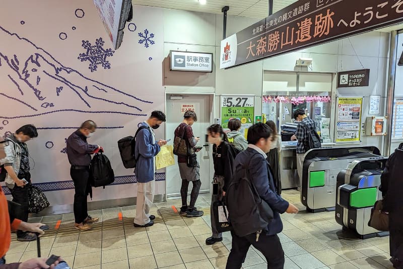 新幹線を使って新青森経由で弘前駅にやってくるとSuicaで同駅の改札まで到達できてしまうため、精算行列ができることになる