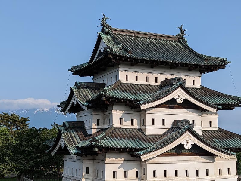 弘前城と岩木山。桜のシーズンには弘前城公園での桜祭りが有名な観光スポットだ