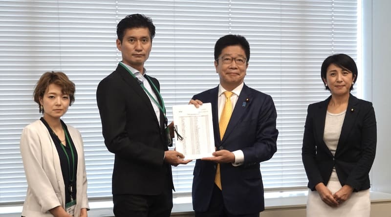 2022年9月、厚生労働省に署名と要望書を提出。左から、BABY JOB 東ネネさん、上野公嗣代表取締役社長、加藤勝信厚生労働大臣、寺田静参議院議員