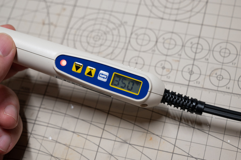 デジタル表示窓があり、1℃単位で調整できます
