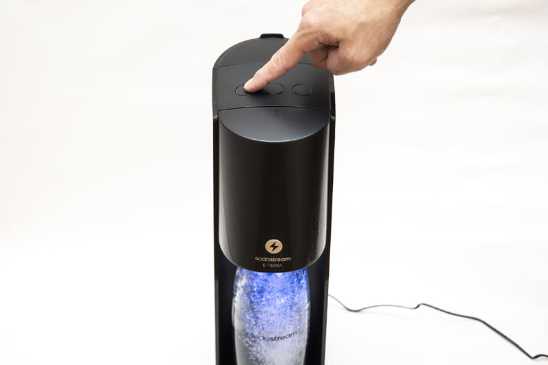 ボタンを押すだけで炭酸が注入される