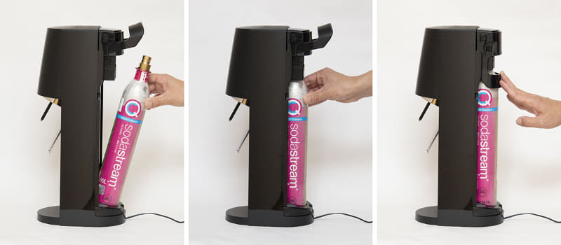 底面をガスシリンダーを入れた後、上部をガスシリンダーホルダーに差し込んで、ハンドルを下げることで装着できる