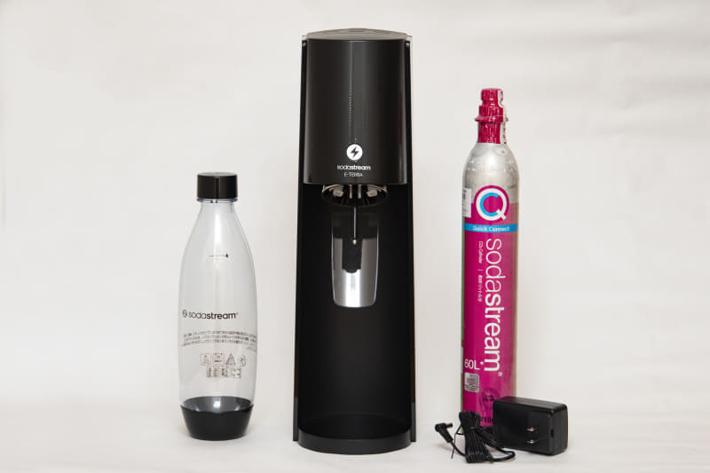 セット内容は、ソーダメーカー本体、DWSボトル(キャップ付)1L、ガスシリンダー60リットル用、電源アダプター