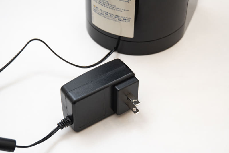 電源アダプターが付属する