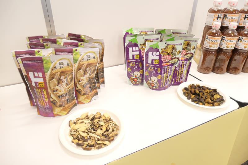 左からきのこMIX松茸の香り(価格：647円)、信州赤系米味噌茄子スナック(価格：647円)