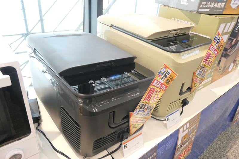 持ち運べる冷凍冷蔵庫。18L(左)が30,580円、26L(右)が34,980円