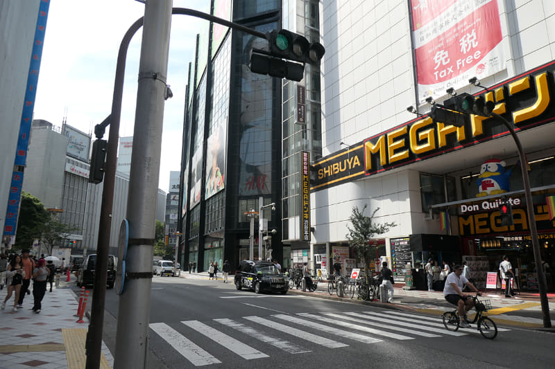 文化村通りのメガドンキホーテに面した入口がある