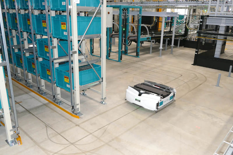 床面を走行するロボットが、そのまま棚を昇降しビンと呼ばれる箱を出し入れしてピッキングステーションに届ける