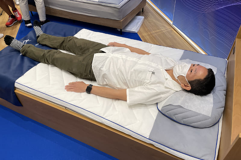 筆者が試している様子