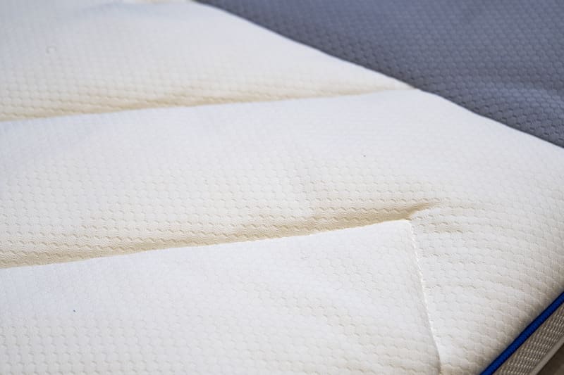 中綿キルト素材側