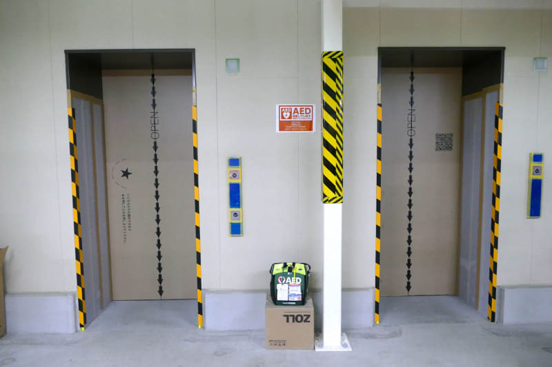 フルフィルメントセンターのエレベーター。扉に梱包のデザインがあしらわれている