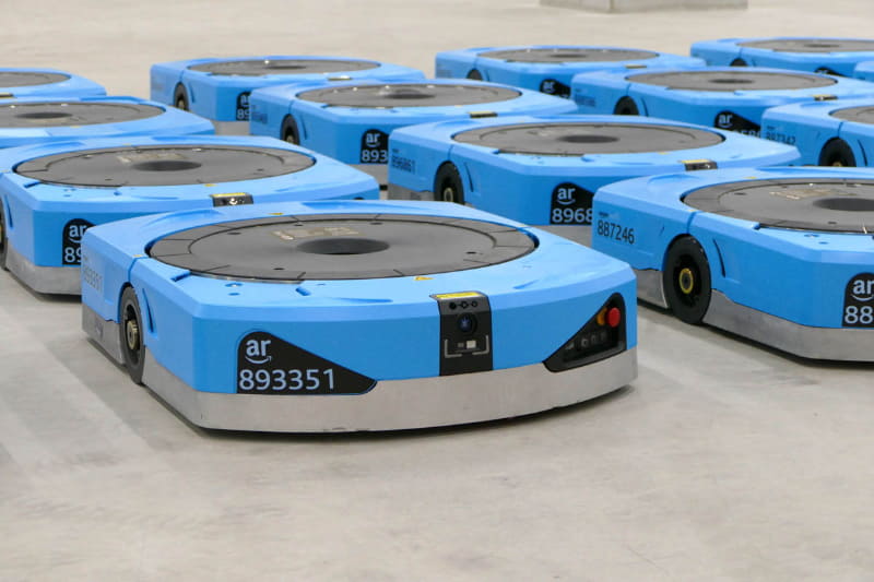 アマゾン物流のカラーは水色。真ん中の部分が昇降してポッドを持ち上げて走行する