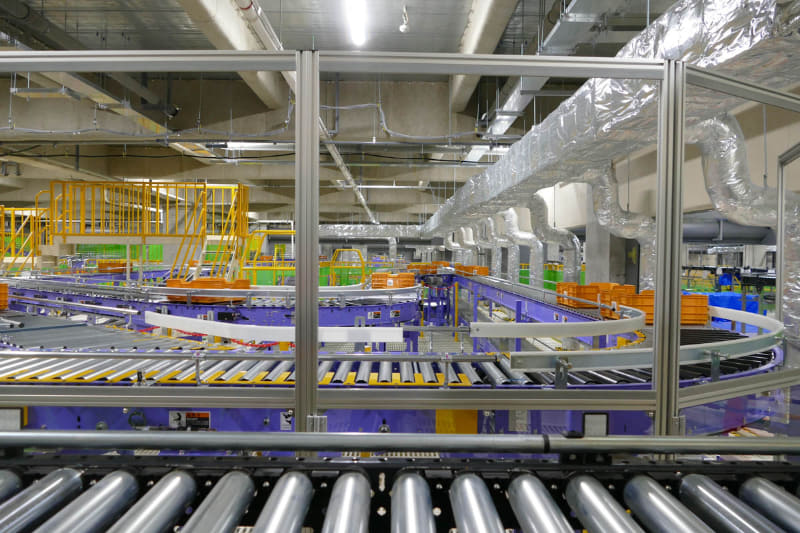 複数商品のトレイが合流するコンベア。トラブル時にもアプローチしやすいように工夫されている