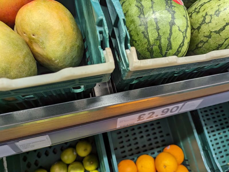 棚のどの商品をピックアップしたかは重量センサーで判断しており、形状の定まらない野菜や果物類であっても個々のセンサーで判定している